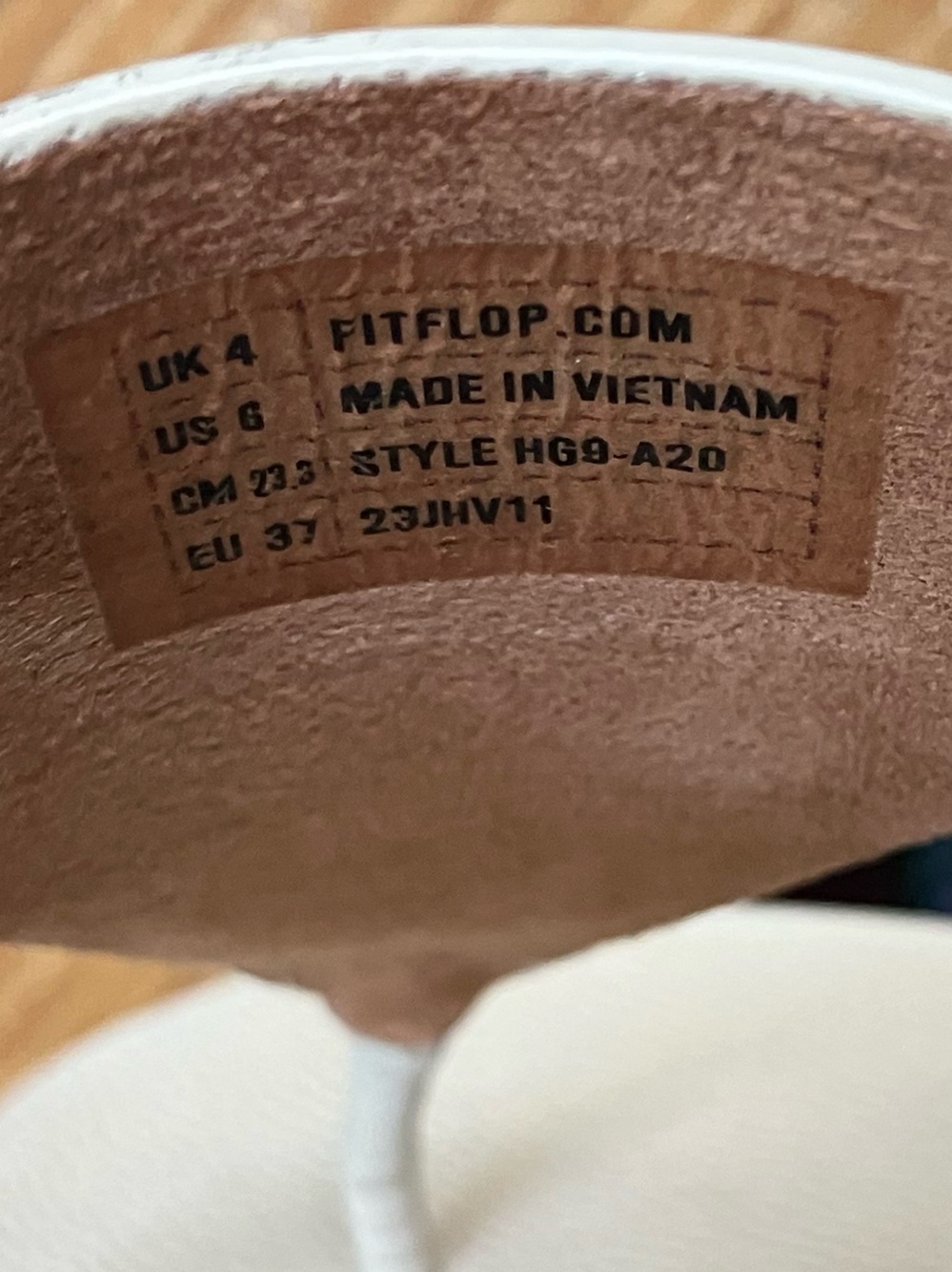 NWT  FitFlop Lulu Covered Buckle Leather Adjustable Toe Post Sandals in Stone 6 - Picture 15 of 16